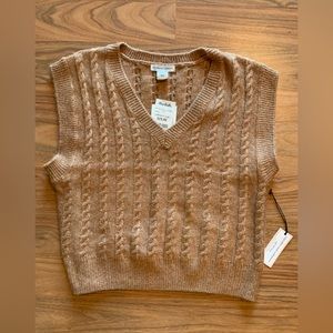 NWT Camel cable knit cropped sweater vest
